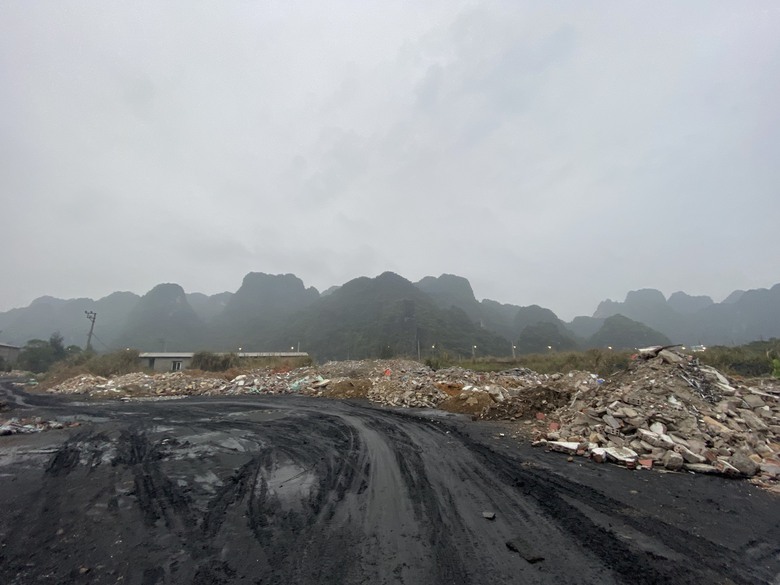 R&aacute;c thải tr&agrave;n ngập ven đường bao biển, nguy cơ &ocirc; nhiễm vịnh Hạ Long, B&aacute;i Tử Long- Ảnh 2.