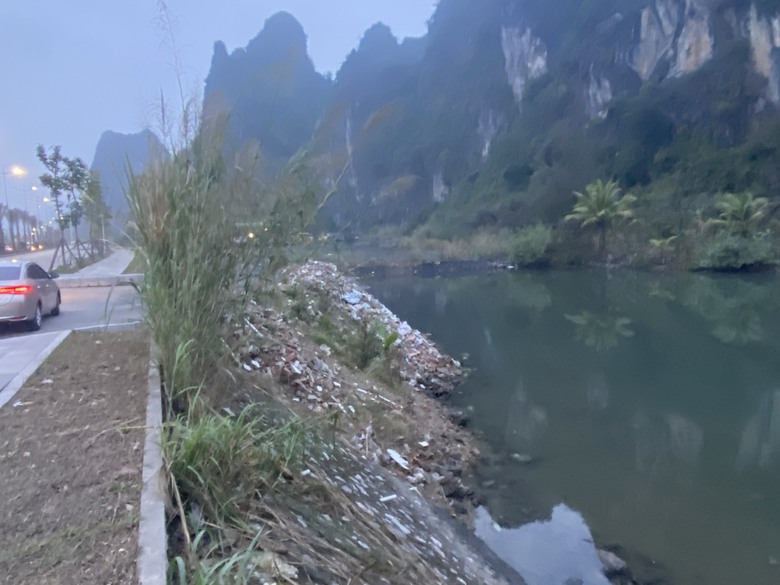 R&aacute;c thải tr&agrave;n ngập ven đường bao biển, nguy cơ &ocirc; nhiễm vịnh Hạ Long, B&aacute;i Tử Long- Ảnh 4.