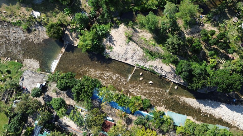 Suối Lương trơ đ&aacute;y v&igrave; bị đập b&ecirc; t&ocirc;ng d&agrave;y đặc chặn d&ograve;ng- Ảnh 1.