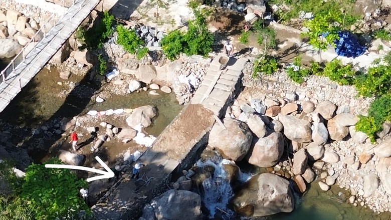 Suối Lương trơ đ&aacute;y v&igrave; bị đập b&ecirc; t&ocirc;ng d&agrave;y đặc chặn d&ograve;ng- Ảnh 5.