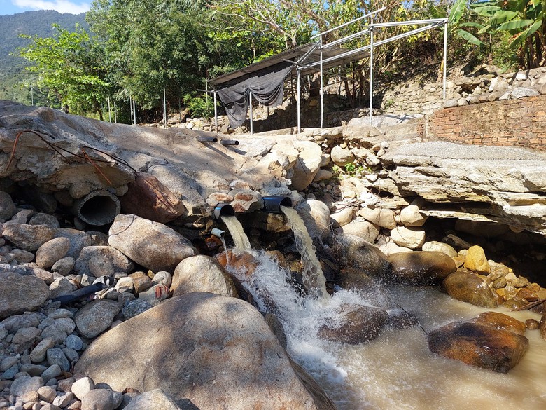 Suối Lương trơ đ&aacute;y v&igrave; bị đập b&ecirc; t&ocirc;ng d&agrave;y đặc chặn d&ograve;ng- Ảnh 2.