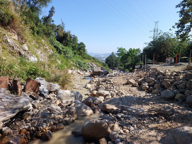 Suối Lương trơ đ&aacute;y v&igrave; bị đập b&ecirc; t&ocirc;ng d&agrave;y đặc chặn d&ograve;ng- Ảnh 4.