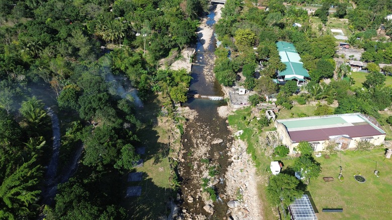Suối Lương trơ đ&aacute;y v&igrave; bị đập b&ecirc; t&ocirc;ng d&agrave;y đặc chặn d&ograve;ng- Ảnh 6.