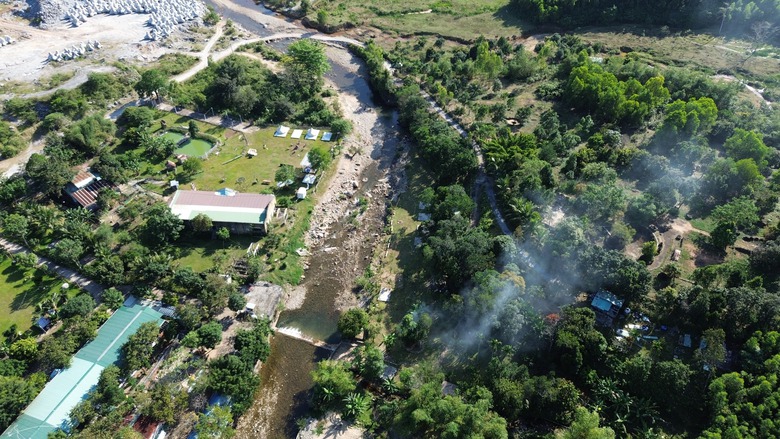 Suối Lương trơ đ&aacute;y v&igrave; bị đập b&ecirc; t&ocirc;ng d&agrave;y đặc chặn d&ograve;ng- Ảnh 7.