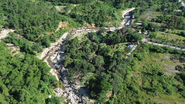 Suối Lương trơ đ&aacute;y v&igrave; bị đập b&ecirc; t&ocirc;ng d&agrave;y đặc chặn d&ograve;ng- Ảnh 9.