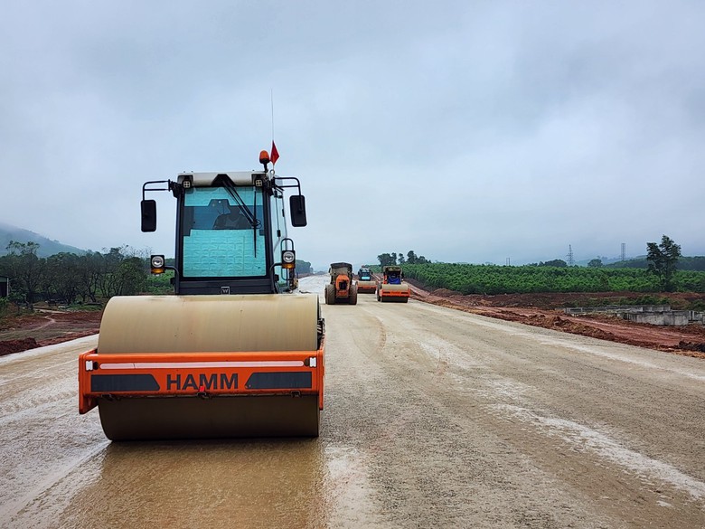 Mục ti&ecirc;u th&aacute;ng 6/2025 th&ocirc;ng xe cao tốc qua H&agrave; Tĩnh: 