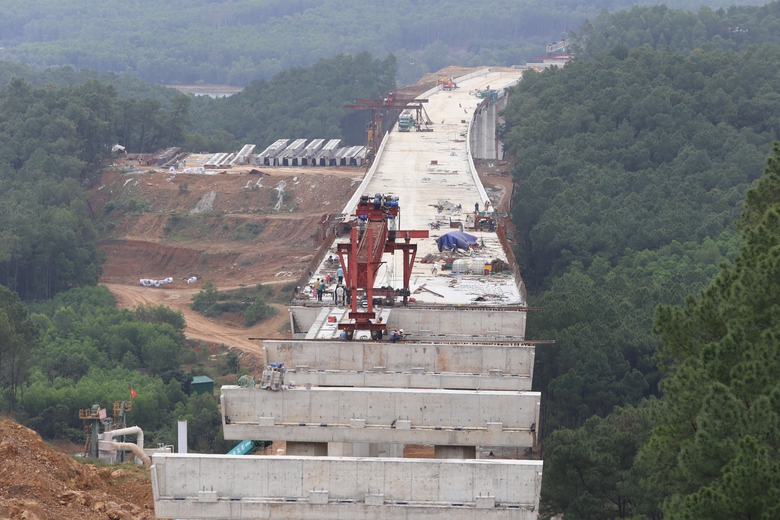 Hợp long cầu cạn d&agrave;i nhất cao tốc Diễn Ch&acirc;u - B&atilde;i Vọt- Ảnh 2.