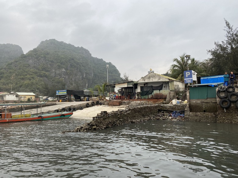 Quảng Ninh: Cả trăm t&agrave;u, thuyền loay hoay khi bị chuyển bến mới- Ảnh 4.