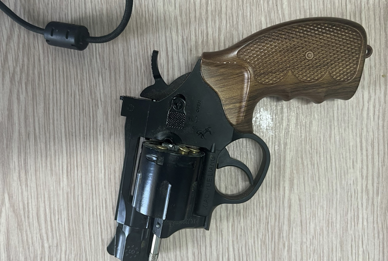 Bắt hai đối tượng gây ra hàng loạt vụ cướp giật, nổ súng khi bị truy đuổi- Ảnh 2. Bắt hai đối tượng gây ra hàng loạt vụ cướp giật, nổ súng khi bị truy đuổi- Ảnh 2.