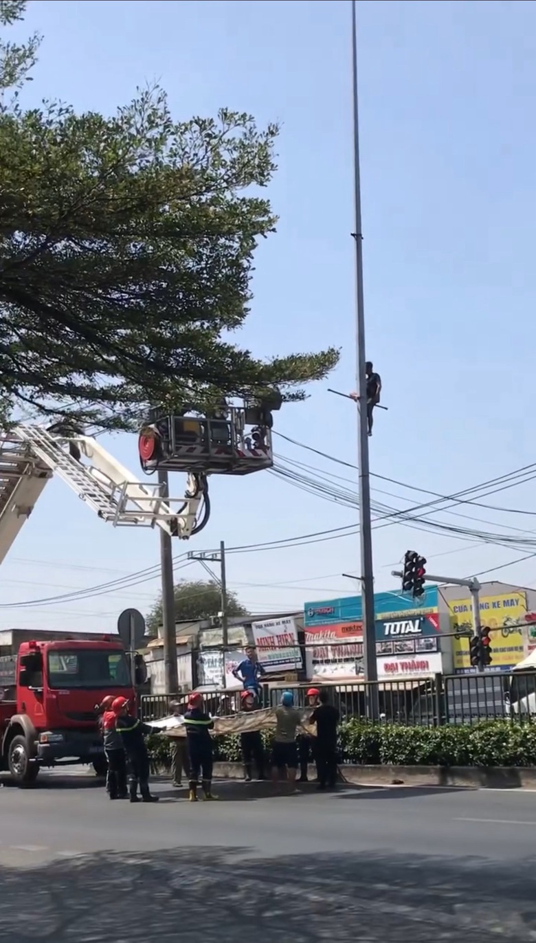 Th&oacute;t tim giải cứu thanh ni&ecirc;n tr&egrave;o l&ecirc;n cột đ&egrave;n tr&ecirc;n quốc lộ 22- Ảnh 1.