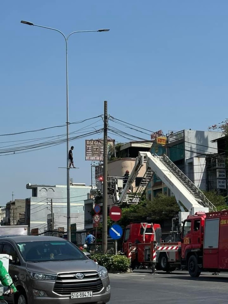 Th&oacute;t tim giải cứu thanh ni&ecirc;n tr&egrave;o l&ecirc;n cột đ&egrave;n tr&ecirc;n quốc lộ 22- Ảnh 2.