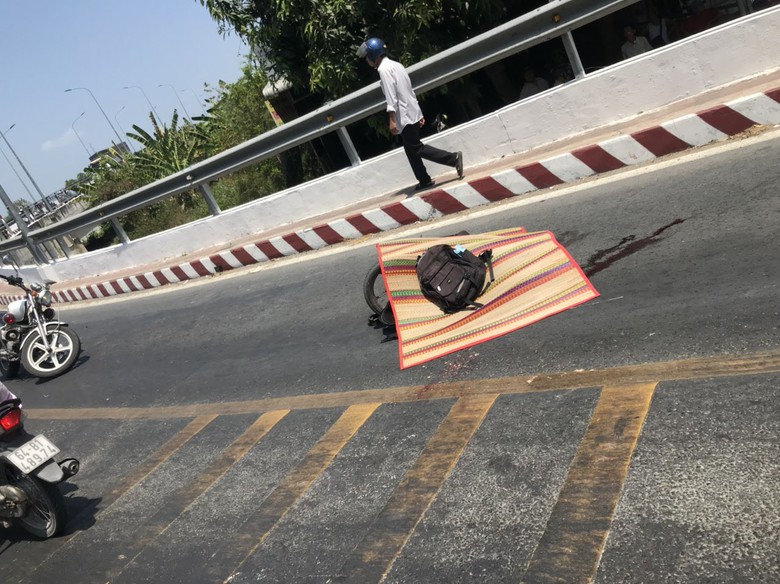 Va chạm với xe tải, 1 học sinh ở Tiền Giang tử vong- Ảnh 1.