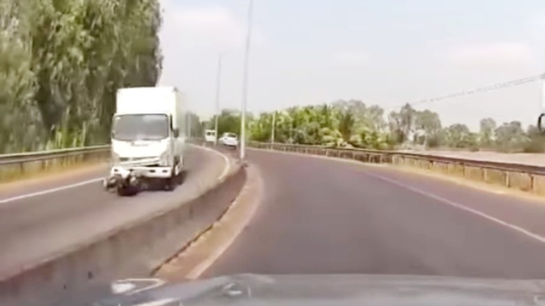 Xe m&aacute;y đi ngược chiều t&ocirc;ng trực diện đầu xe tải, nam thanh ni&ecirc;n tử vong- Ảnh 1.