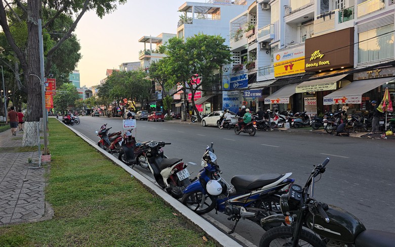 Chưa được cấp ph&eacute;p, b&atilde;i giữ xe quanh c&ocirc;ng vi&ecirc;n ở Cần Thơ vẫn thu tiền