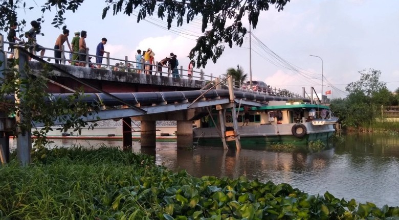 Sà lan chở đá làm lìa hai nhịp cầu ở Cần Thơ: Xe buýt số 10 tạm ngưng hoạt động- Ảnh 1. Sà lan chở đá làm lìa hai nhịp cầu ở Cần Thơ: Xe buýt số 10 tạm ngưng hoạt động- Ảnh 1.