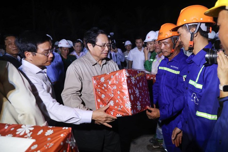 Thủ tướng yêu cầu tập trung nguồn lực, đưa cầu Rạch Miễu 2 về đích sớm 3 tháng- Ảnh 2. Thủ tướng yêu cầu tập trung nguồn lực, đưa cầu Rạch Miễu 2 về đích sớm 3 tháng- Ảnh 2.