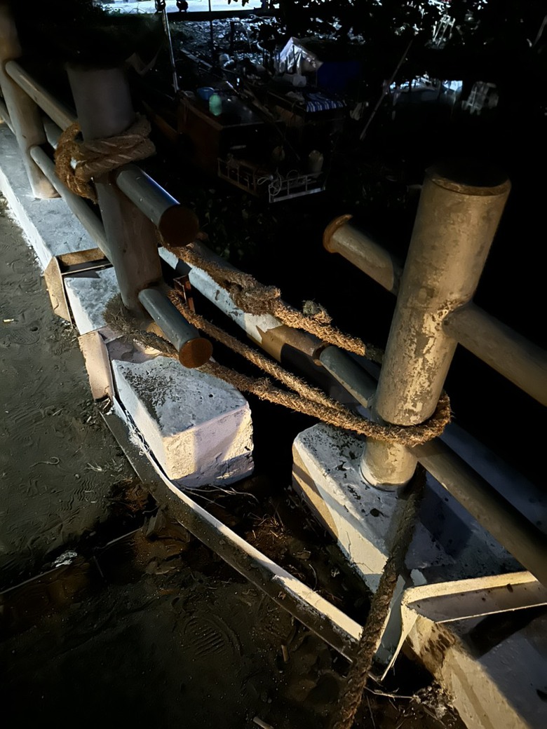 S&agrave; lan chở đ&aacute; l&agrave;m l&igrave;a hai nhịp cầu ở Cần Thơ- Ảnh 2.