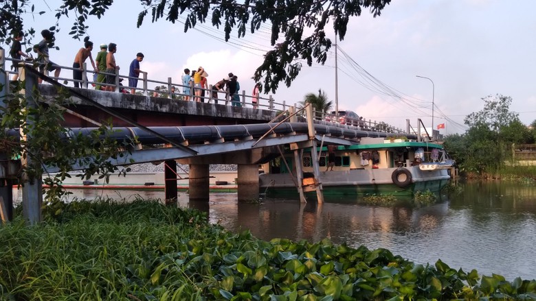 S&agrave; lan chở đ&aacute; l&agrave;m l&igrave;a hai nhịp cầu ở Cần Thơ- Ảnh 1.