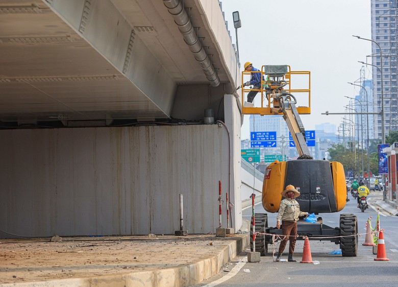 Cận cảnh cầu vượt n&uacute;t giao Mai Dịch trước ng&agrave;y về đ&iacute;ch- Ảnh 11.