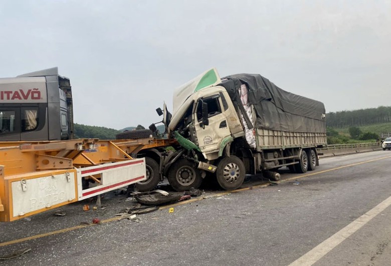 C&uacute; va chạm khiến &ocirc; t&ocirc; tải hư hỏng nặng phần đầu.