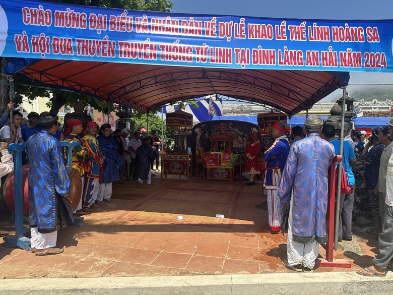 Người d&acirc;n L&yacute; Sơn quần tụ ở Lễ khao lề thế l&iacute;nh, tri &acirc;n h&ugrave;ng binh Ho&agrave;ng Sa- Ảnh 1.