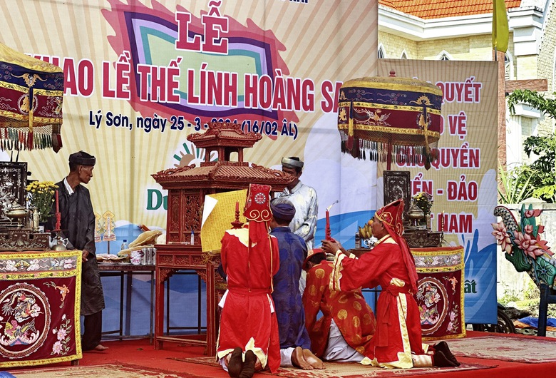 Người d&acirc;n L&yacute; Sơn quần tụ ở Lễ khao lề thế l&iacute;nh, tri &acirc;n h&ugrave;ng binh Ho&agrave;ng Sa- Ảnh 2.