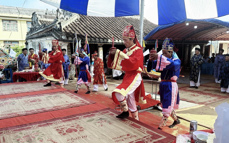 Người d&acirc;n L&yacute; Sơn quần tụ ở Lễ khao lề thế l&iacute;nh, tri &acirc;n h&ugrave;ng binh Ho&agrave;ng Sa- Ảnh 3.