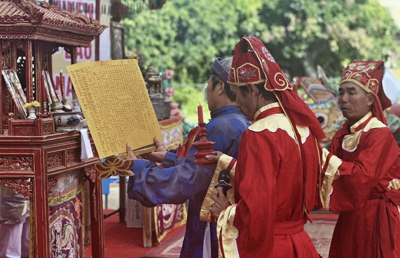 Người d&acirc;n L&yacute; Sơn quần tụ ở Lễ khao lề thế l&iacute;nh, tri &acirc;n h&ugrave;ng binh Ho&agrave;ng Sa- Ảnh 4.