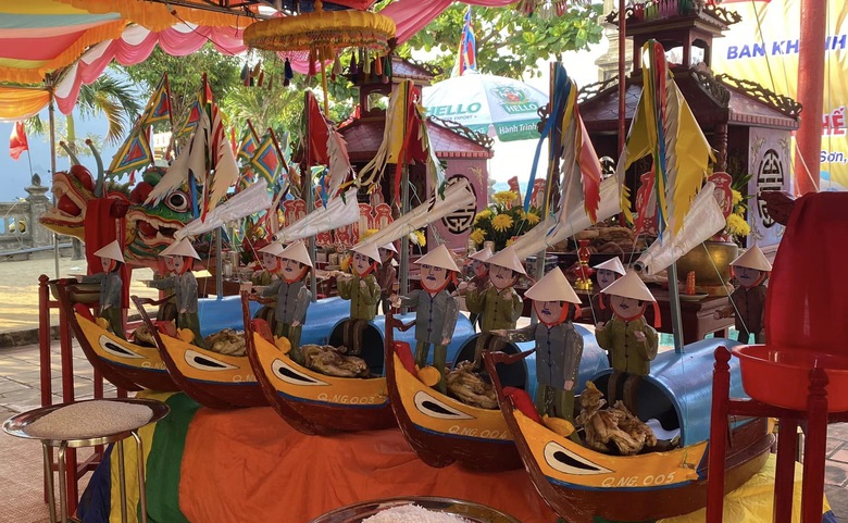 Người d&acirc;n L&yacute; Sơn quần tụ ở Lễ khao lề thế l&iacute;nh, tri &acirc;n h&ugrave;ng binh Ho&agrave;ng Sa- Ảnh 5.