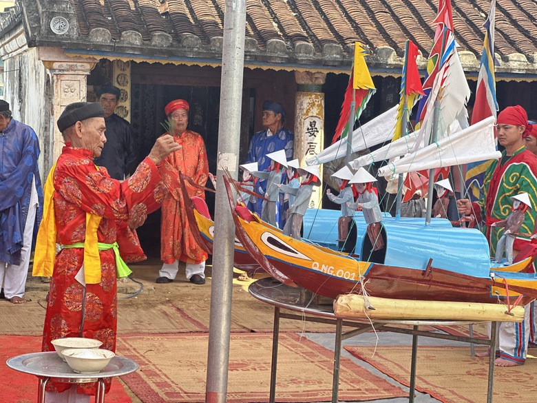 Người d&acirc;n L&yacute; Sơn quần tụ ở Lễ khao lề thế l&iacute;nh, tri &acirc;n h&ugrave;ng binh Ho&agrave;ng Sa- Ảnh 6.