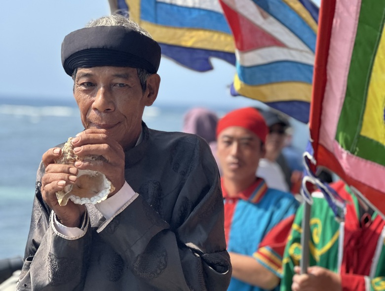 Người d&acirc;n L&yacute; Sơn quần tụ ở Lễ khao lề thế l&iacute;nh, tri &acirc;n h&ugrave;ng binh Ho&agrave;ng Sa- Ảnh 7.