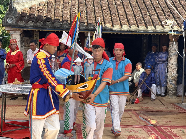 Người d&acirc;n L&yacute; Sơn quần tụ ở Lễ khao lề thế l&iacute;nh, tri &acirc;n h&ugrave;ng binh Ho&agrave;ng Sa- Ảnh 9.