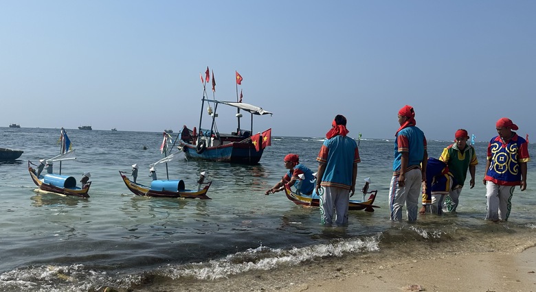 Người d&acirc;n L&yacute; Sơn quần tụ ở Lễ khao lề thế l&iacute;nh, tri &acirc;n h&ugrave;ng binh Ho&agrave;ng Sa- Ảnh 10.