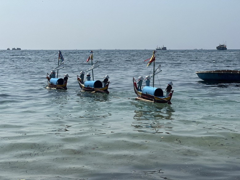 Người d&acirc;n L&yacute; Sơn quần tụ ở Lễ khao lề thế l&iacute;nh, tri &acirc;n h&ugrave;ng binh Ho&agrave;ng Sa- Ảnh 11.