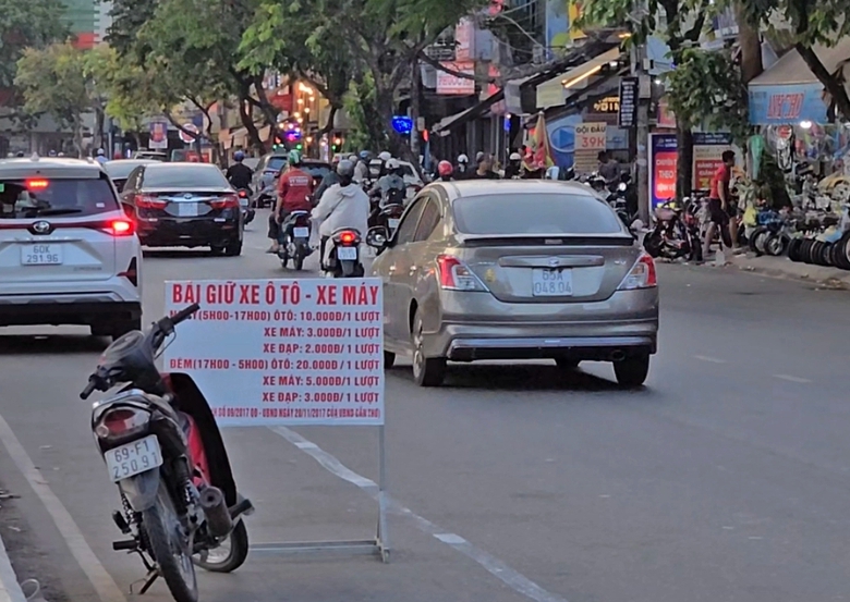 Chưa được cấp phép, bãi giữ xe quanh công viên ở Cần Thơ vẫn thu tiền- Ảnh 3. Chưa được cấp phép, bãi giữ xe quanh công viên ở Cần Thơ vẫn thu tiền- Ảnh 3.