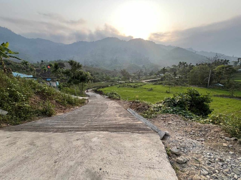 Đường b&ecirc; t&ocirc;ng xuất hiện nhiều vết nứt sau động đất: Ch&iacute;nh quyền địa phương n&oacute;i g&igrave;?- Ảnh 2.