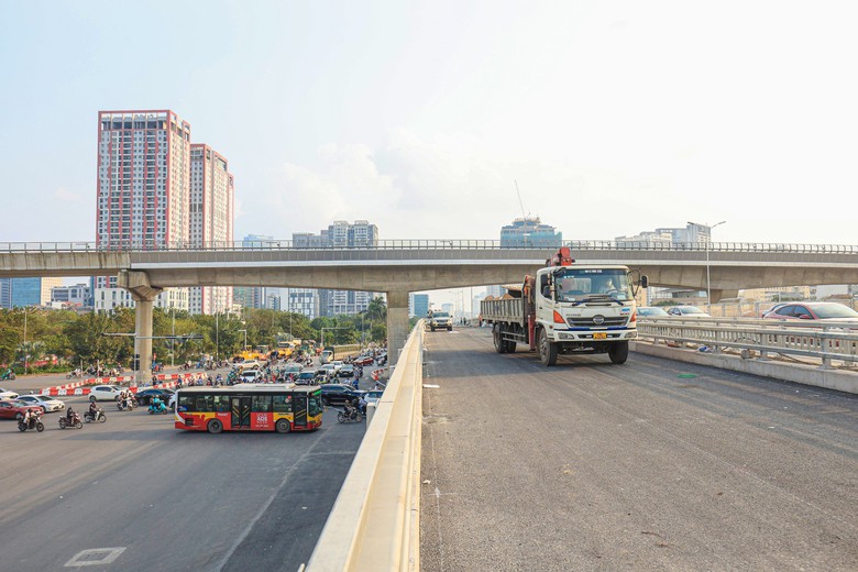 Cận cảnh cầu vượt nút giao Mai Dịch trước ngày về đích- Ảnh 5. Cận cảnh cầu vượt nút giao Mai Dịch trước ngày về đích- Ảnh 5.