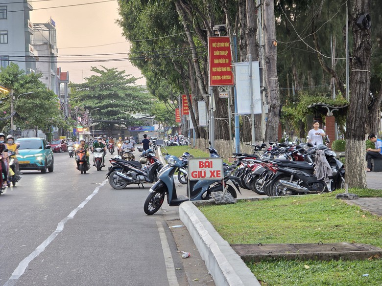 Chưa được cấp phép, bãi giữ xe quanh công viên ở Cần Thơ vẫn thu tiền- Ảnh 1. Chưa được cấp phép, bãi giữ xe quanh công viên ở Cần Thơ vẫn thu tiền- Ảnh 1.