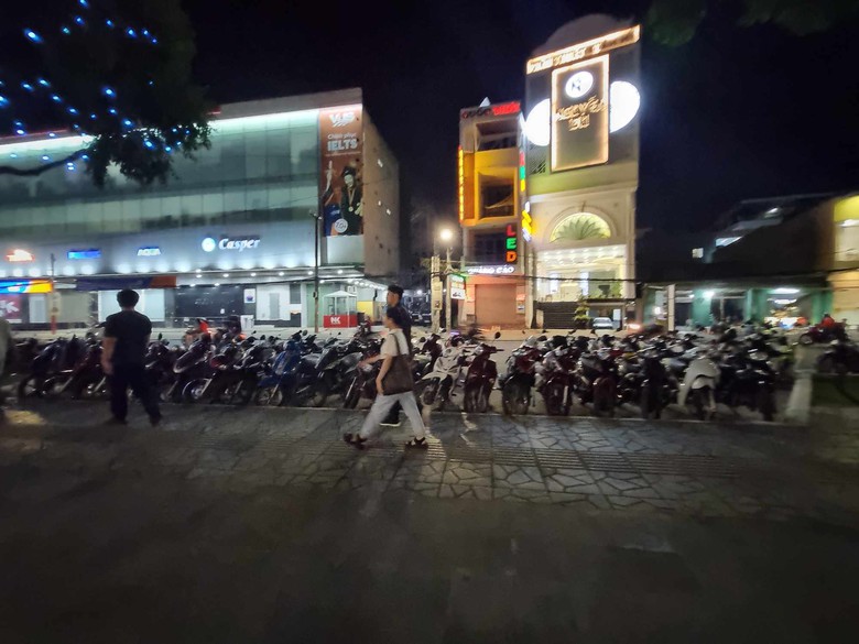 Chưa được cấp phép, bãi giữ xe quanh công viên ở Cần Thơ vẫn thu tiền- Ảnh 2. Chưa được cấp phép, bãi giữ xe quanh công viên ở Cần Thơ vẫn thu tiền- Ảnh 2.