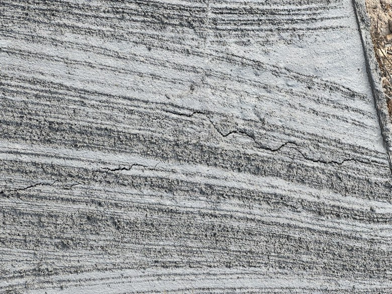 Đường b&ecirc; t&ocirc;ng xuất hiện nhiều vết nứt sau động đất: Ch&iacute;nh quyền địa phương n&oacute;i g&igrave;?- Ảnh 3.