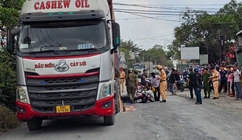 Hiện trường vụ tai nạn giao th&ocirc;ng khiến b&eacute; g&aacute;i tử vong tại chỗ.