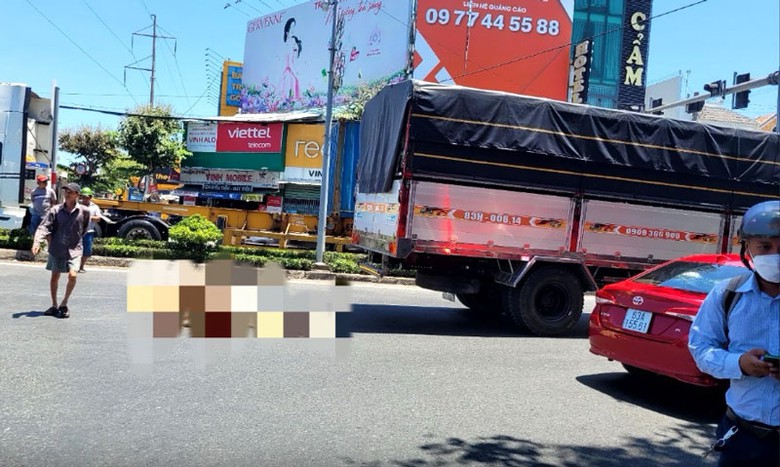 Hiện trường vụ va chạm giữa &ocirc; t&ocirc; tải v&agrave; xe m&aacute;y khiến một thanh ni&ecirc;n tử vong.