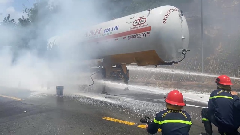 Xe bồn bị ch&aacute;y tr&ecirc;n đ&egrave;o Kh&aacute;nh L&ecirc; chở 5 tấn &ocirc;xy lỏng- Ảnh 1.