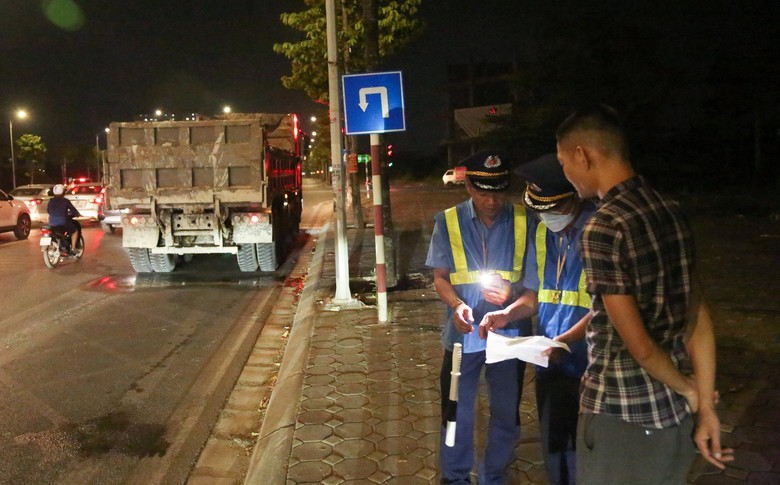 Hà Nội đề nghị không cấp đổi GPLX cho các tài xế chưa nộp phạt- Ảnh 1. Hà Nội đề nghị không cấp đổi GPLX cho các tài xế chưa nộp phạt- Ảnh 1.