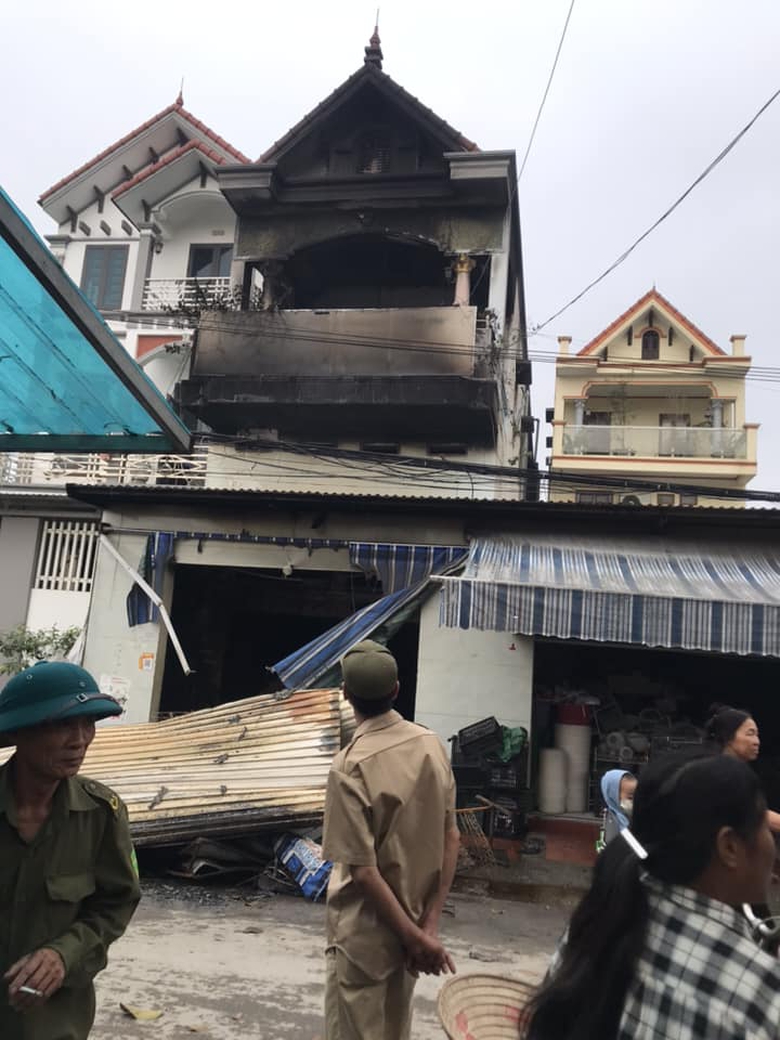 Ch&aacute;y nh&agrave; 2 tầng trong đ&ecirc;m, một người bị bỏng, một chiến sĩ bị thương- Ảnh 2.