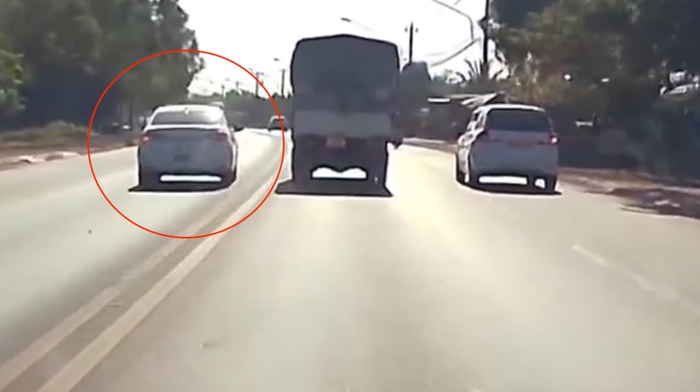 CSGT Đắk Lắk đang x&aacute;c minh, xử l&yacute; &ocirc; t&ocirc; tập l&aacute;i v&agrave; xe kh&aacute;ch vượt ẩu- Ảnh 1.