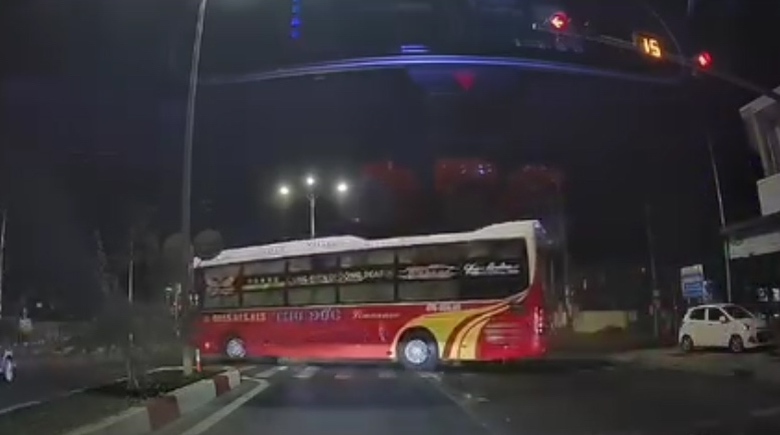 CSGT Đắk Lắk đang x&aacute;c minh, xử l&yacute; &ocirc; t&ocirc; tập l&aacute;i v&agrave; xe kh&aacute;ch vượt ẩu- Ảnh 2.