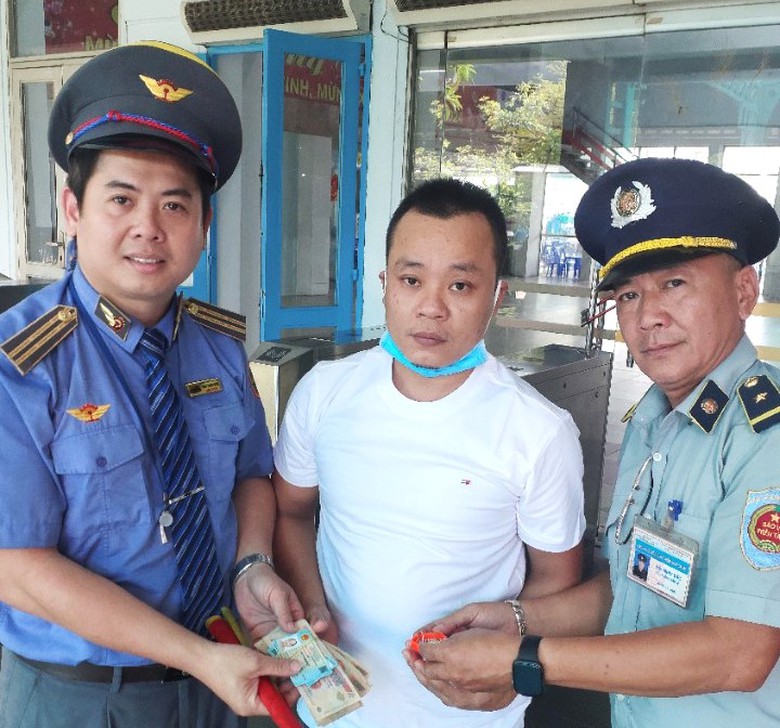 Kh&aacute;ch bất ngờ nhận lại tiền, v&agrave;ng bỏ qu&ecirc;n tr&ecirc;n t&agrave;u- Ảnh 1.