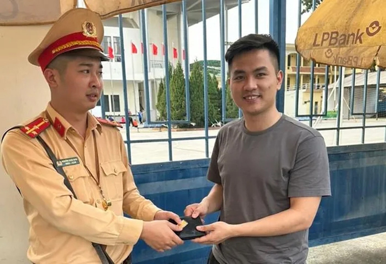 CSGT tức tốc trả lại 1 c&acirc;y v&agrave;ng cho người d&acirc;n- Ảnh 1.