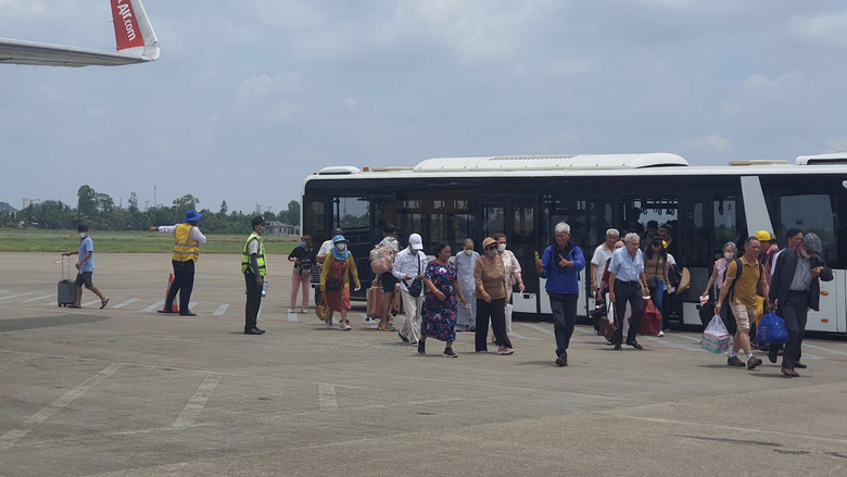 Nh&acirc;n vi&ecirc;n s&acirc;n bay Cần Thơ cần mẫn l&agrave;m việc dưới nắng n&oacute;ng hơn 50 độ C- Ảnh 4.